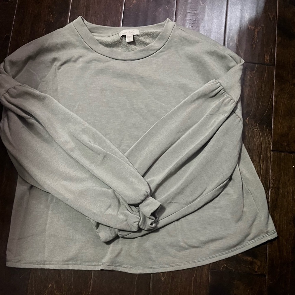 A size small green baggy sweatshirt with dramatic sleeves. It’s a soft material!